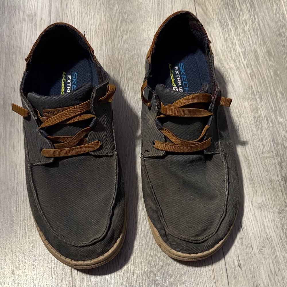 Skechers air cooled memory foam extra wide fit size 9